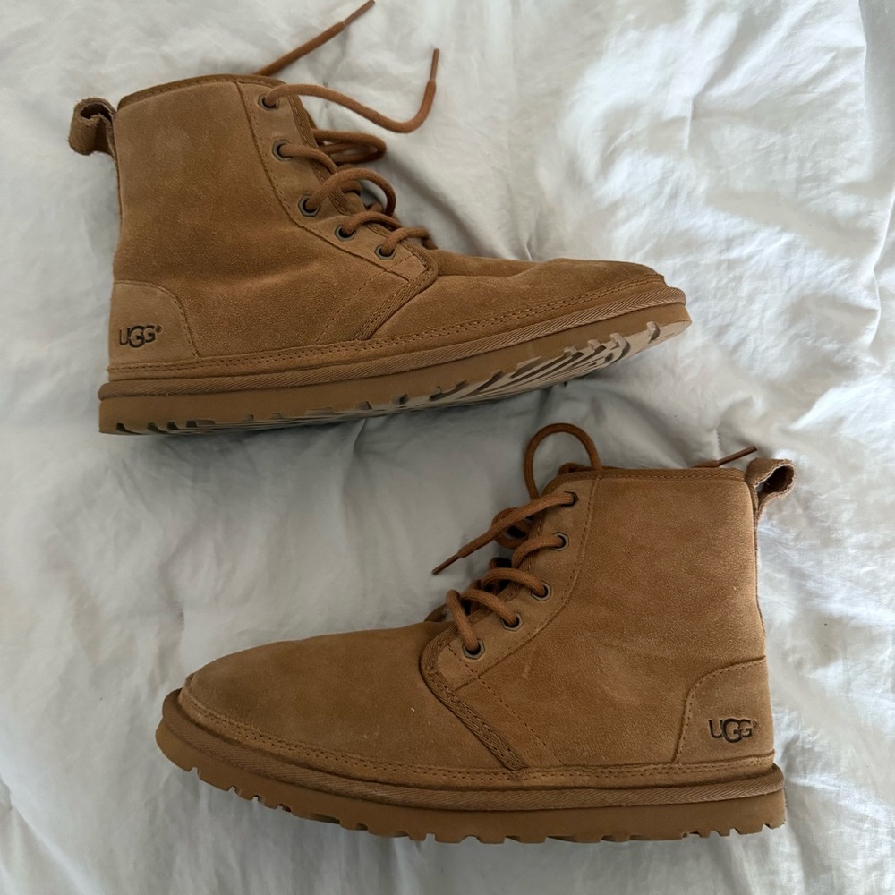 Uggs women’s Tan Suede Lace-Up Boots